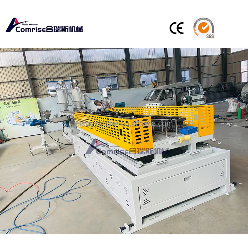Clienții vizitează linia de producție a conductelor ondulate la fabrică
